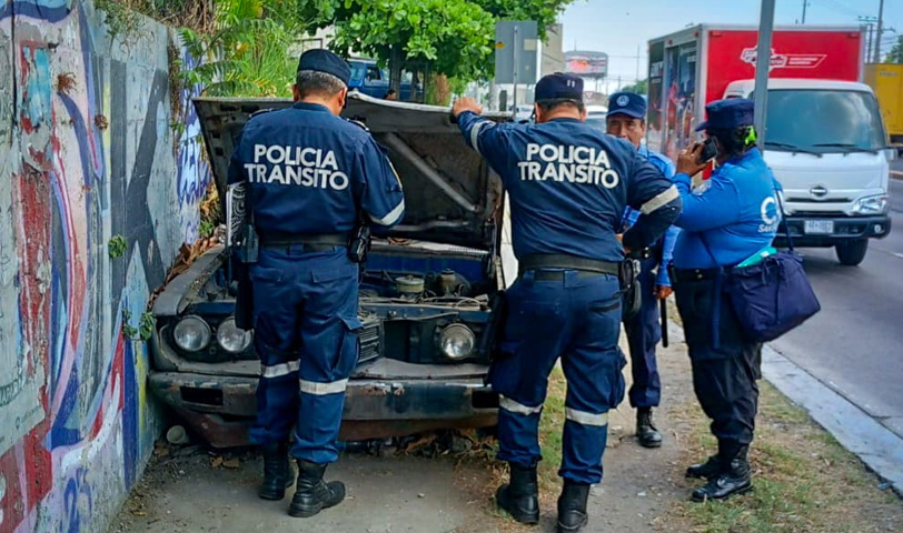 Tras denuncia ciudadana, autoridades retiran vehículo que obstaculizaba el paso peatonal en Mejicanos