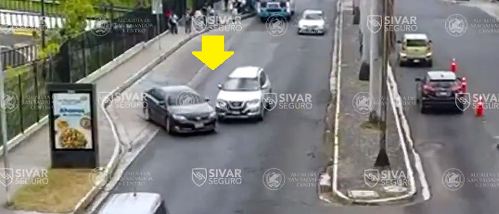 Conductor intenta incorporarse y su imprudente maniobra termina en accidente