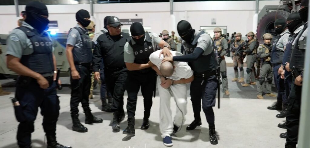 EUA envía a 23 miembros de la MS quienes eran buscados por la justicia salvadoreña