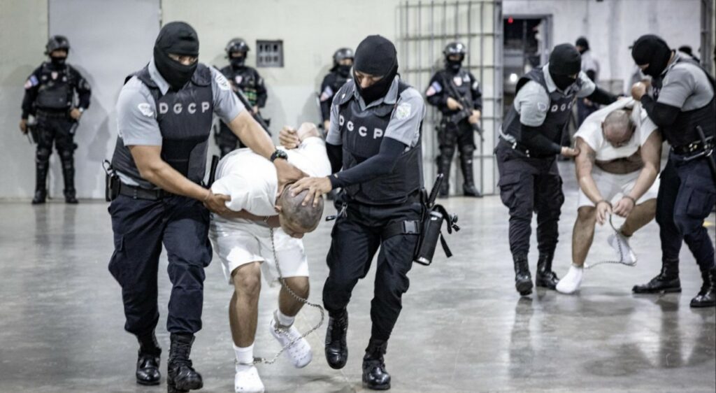 238 miembros de la organización criminal Tren de Aragua son enviados al CECOT