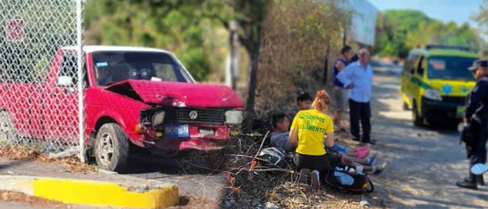 Al menos dos personas lesionadas deja choque entre motociclista y un pick up