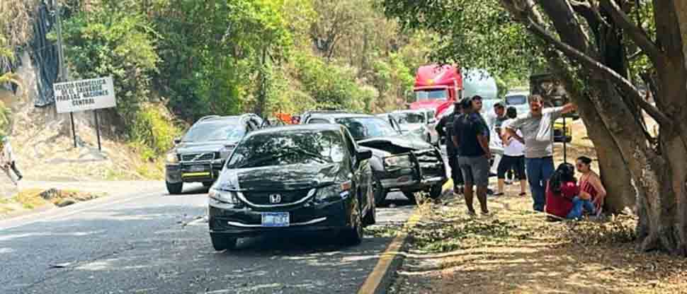 Conductor se va a detener con otro y provoca choque en San Perulapán