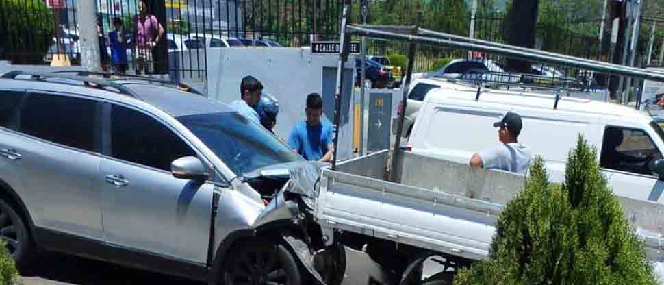 Conductor choca contra un pick up en Santa Tecla