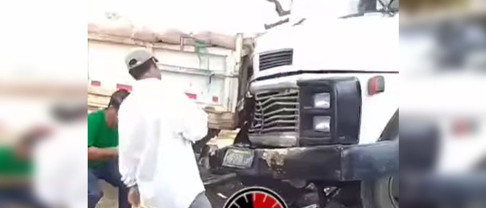 Choque entre camión y pipa provoca fuerte tráfico en carretera a Ahuachapán