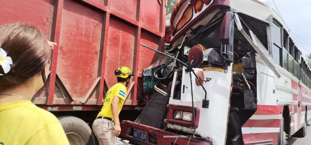 Reportan varios pasajeros lesionados tras fuerte choque entre un bus y una rastra