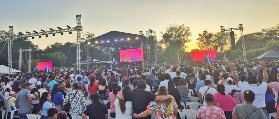 Daddy Yankee se presenta ante miles de jóvenes