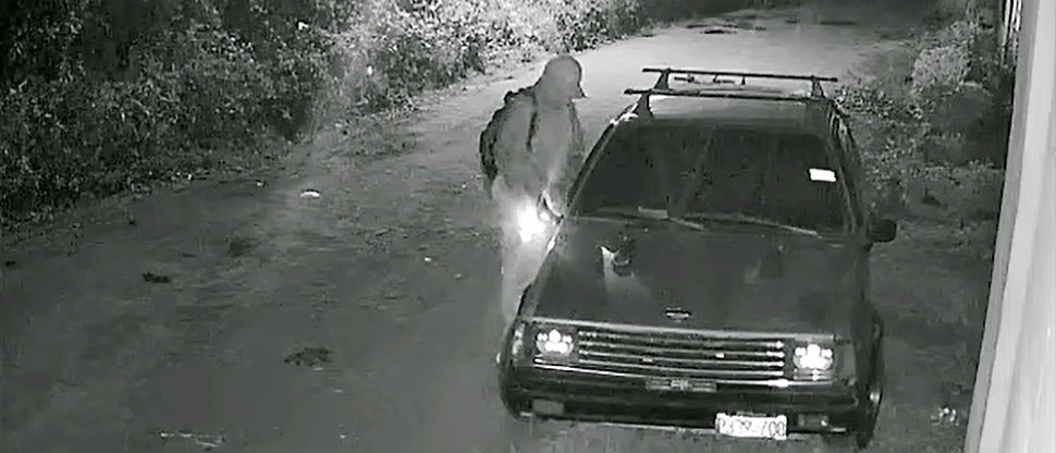 Pensó que nadie lo vio cuando abrió un vehículo ajeno, pero una cámara grabó el momento