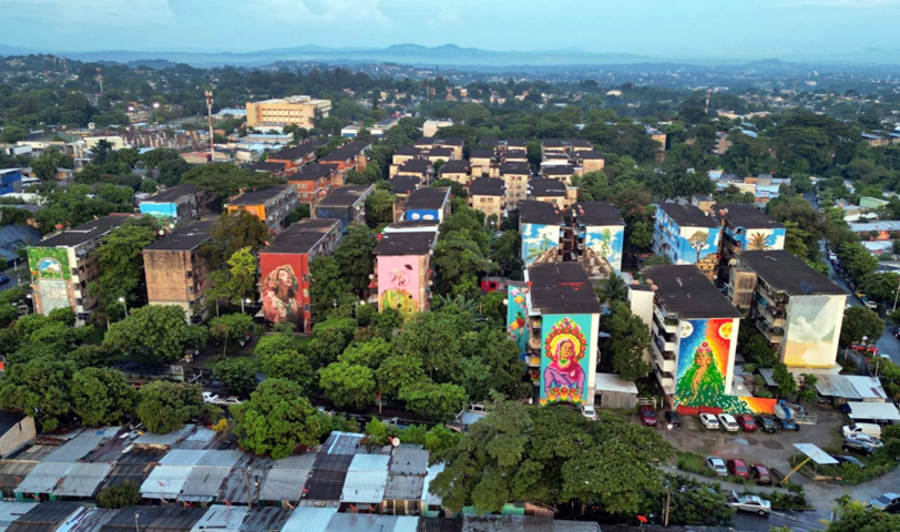 Edificios de la colonia Zacamil se visten de coloridos mosaicos