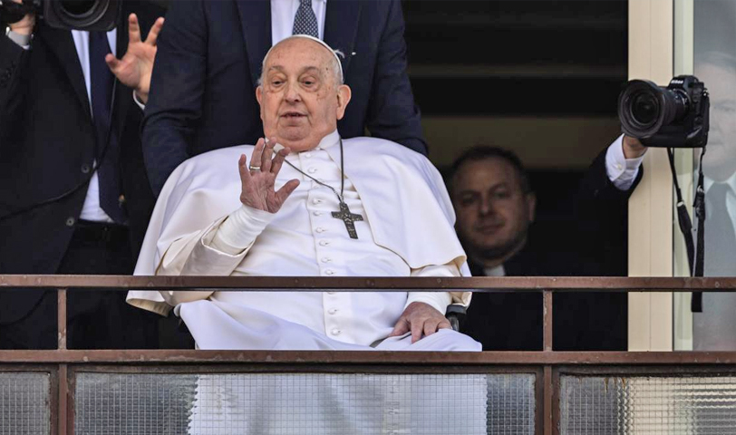 Papa Francisco reaparece en público tras varios días de hospitalización