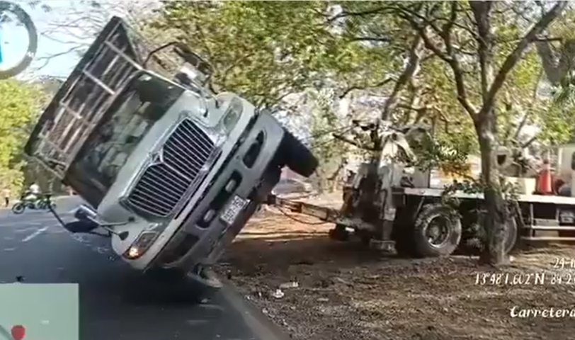 VMT remueve camión que transportaba pollos y que volcó en carretera Panamericana