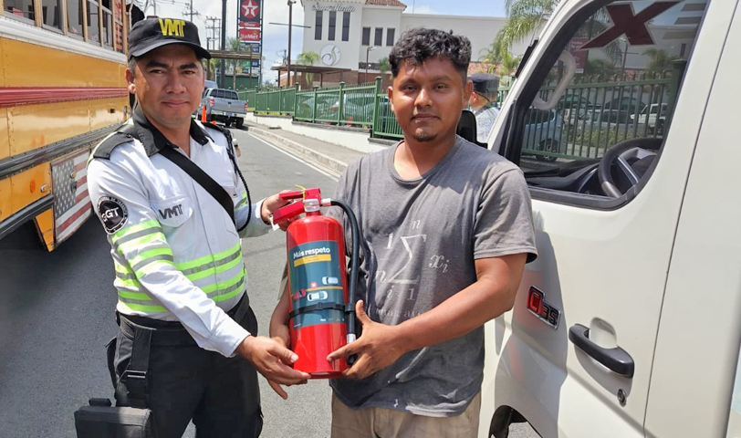 Entregan equipo de protección y prevención de accidentes a conductores