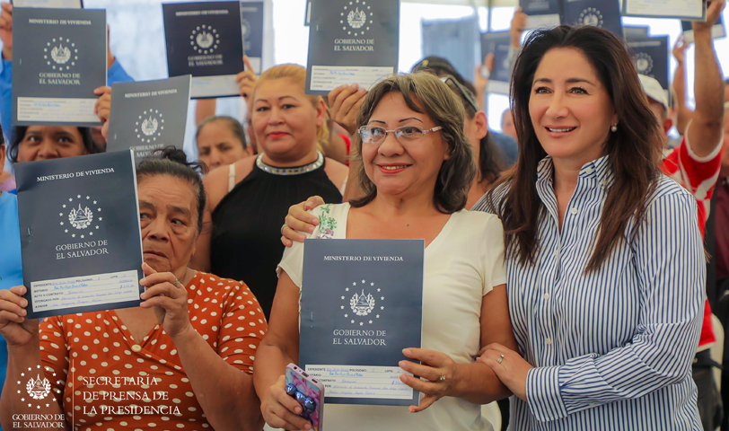 Familias de San Salvador Este reciben escrituras de propiedad de sus viviendas