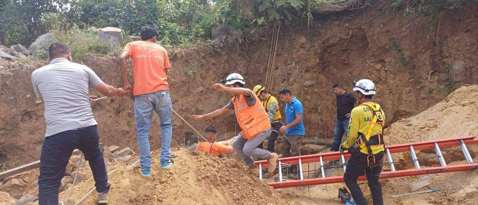 Auxilian a joven que cayó dentro de una fosa en Usulután