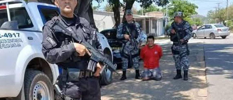 Este es el momento cuando es capturado sujeto que huyó tras lesionar a su expareja de vida