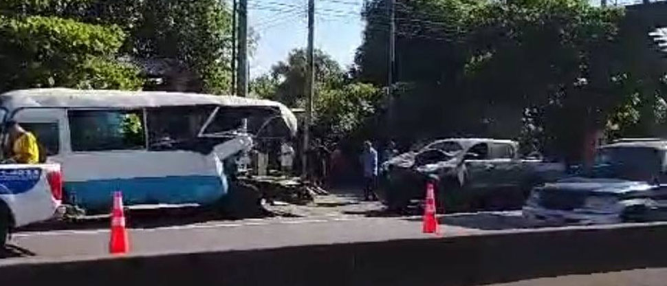 15 personas lesionadas es el saldo de un fuerte choque entre pick up y un microbús de la ruta 109