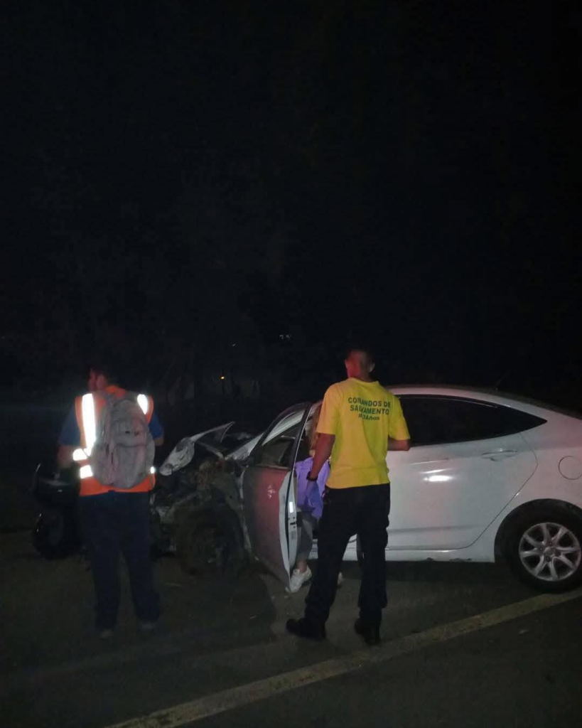 Conductor pierde el control y choca su vehículo contra separadores de ...