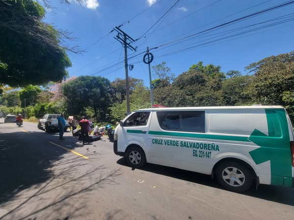 Conductor invade carril y huye tras atropellar a motociclista en Santa ...