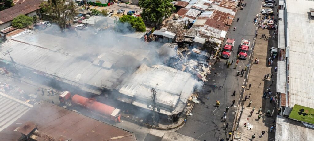 Bomberos controlan incendio en puestos de comida frente al mercado de Santa Tecla
