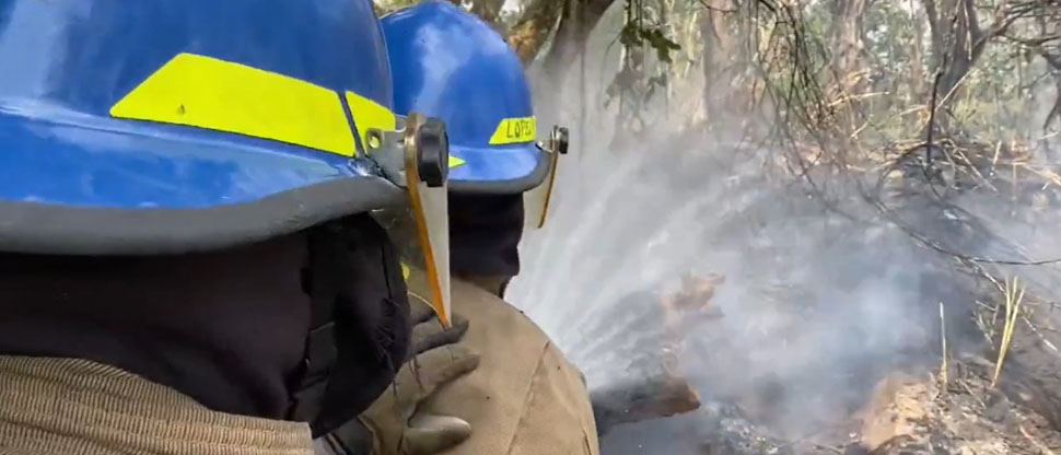 Bomberos controla incendio en predio baldío