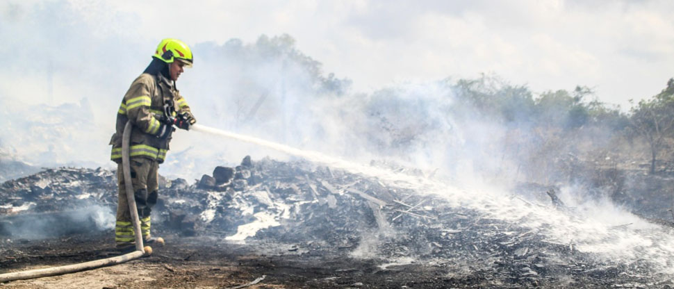 Bomberos controlan incendio forestal en carretera al Puerto de La Libertad