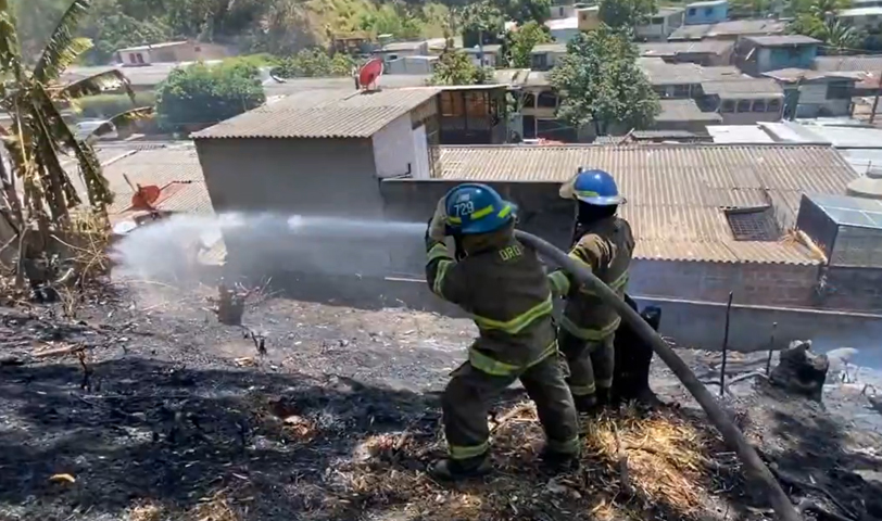 Controlan incendio en terreno con abundante maleza seca en Soyapango