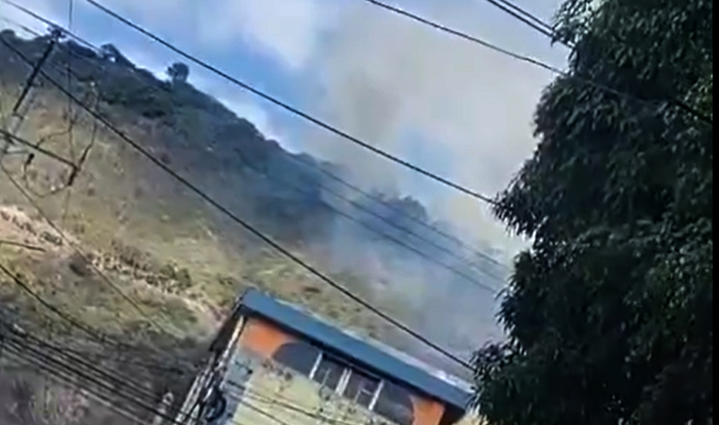 Reportan incendio de grandes proporciones en el cerro de San Jacinto