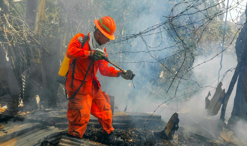 Bomberos atiende incendio de grandes proporciones en un terreno de Soyapango
