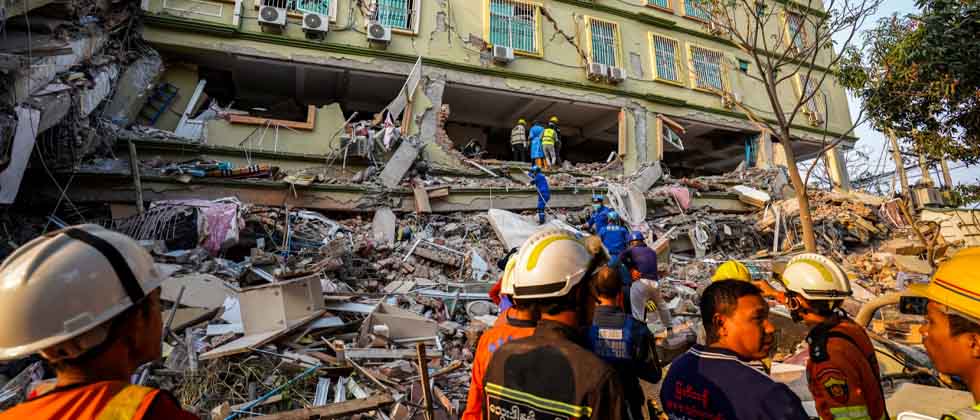 Más de 1,700 fallecidos y 300 desaparecidos tras terremoto en Birmania