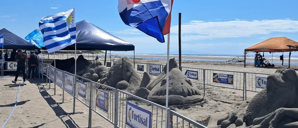 Intipucá celebra sus fiestas patronales con estatuas de arena