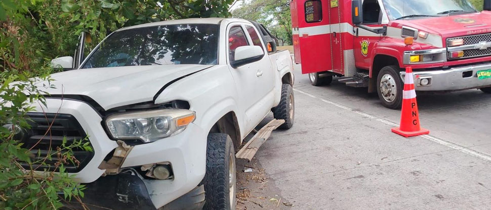 Joven de 22 años termina en el hospital tras fuerte accidente en carretera a Acajutla