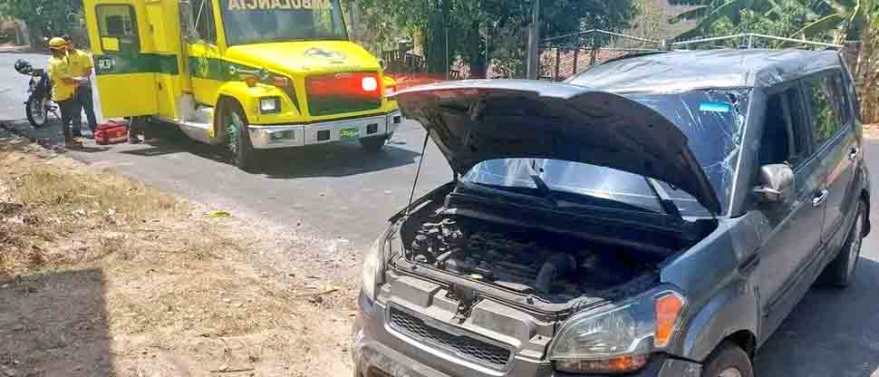 Persona queda lesionada tras volcar su automóvil en Cabañas