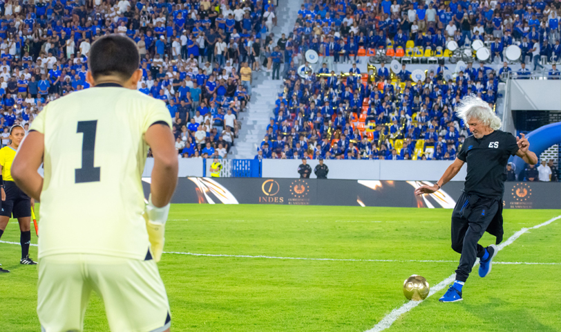 Salvadoreños se rinden ante “el Mágico” González tras su entrada al estadio que lleva su nombre