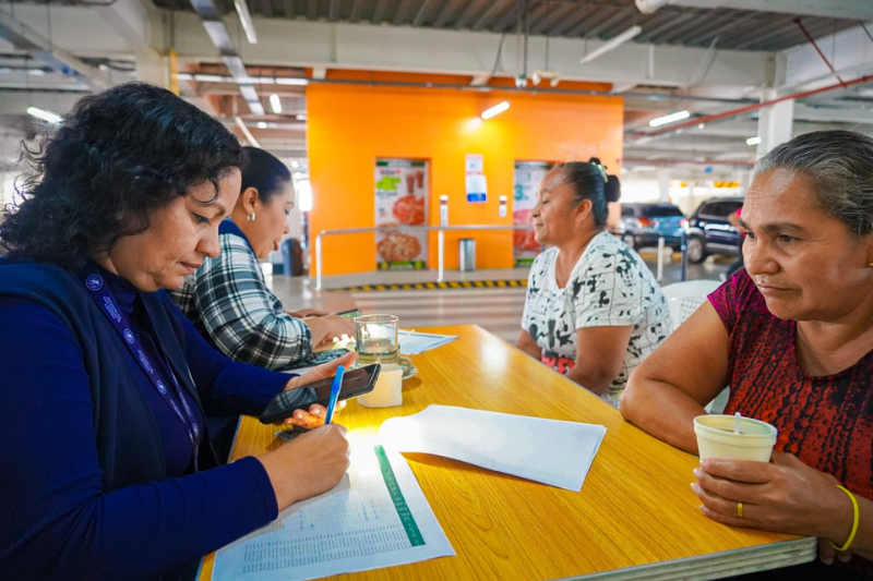 Comerciantes llenan solicitud para puestos en mercado Hula Hula