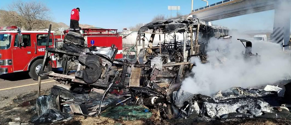 14 pasajeros pierden la vida tras choque entre autobús y rastra en México