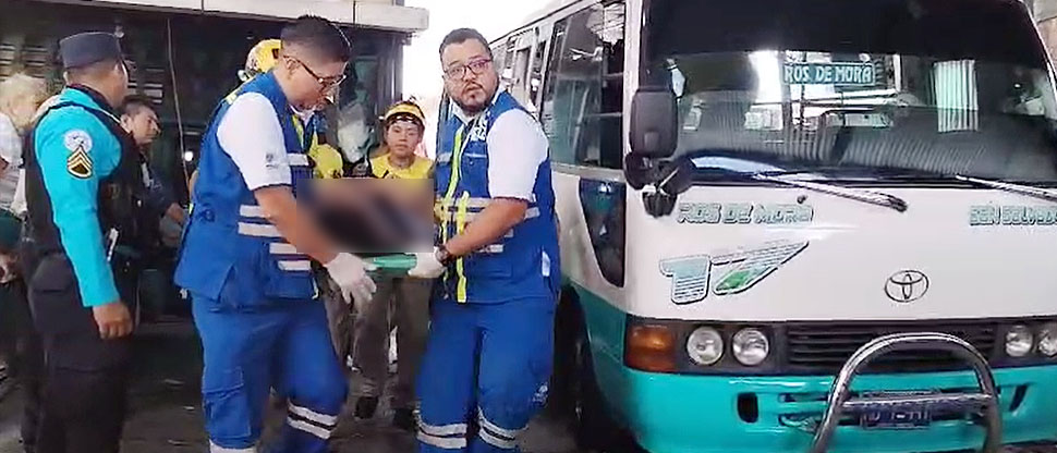 Conductor puso en marcha el microbús mientras pasajeros abarbaban la unidad