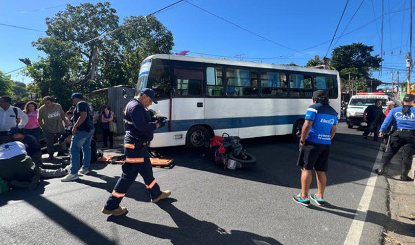 Motociclista resulta lesionado tras impactar contra microbús en San Salvador