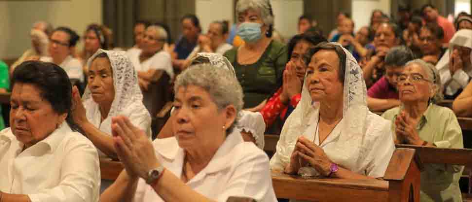 Salvadoreños muestran su devoción en miércoles de ceniza