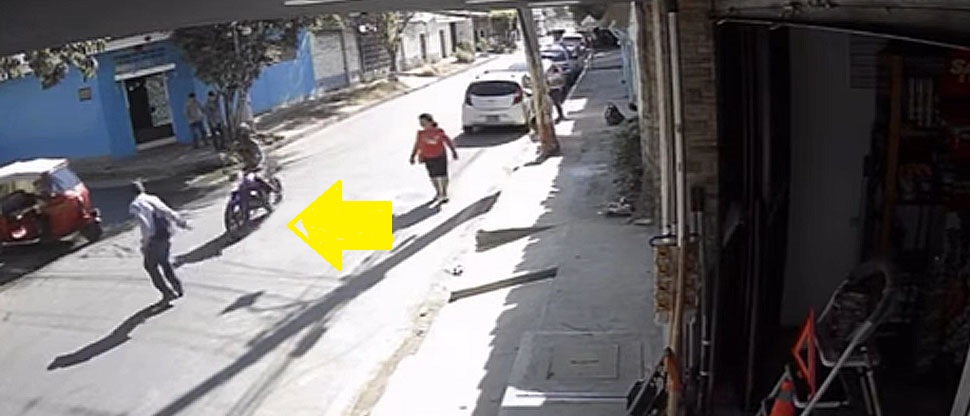 Motociclista huye tras atropellar a anciano en Chalatenango