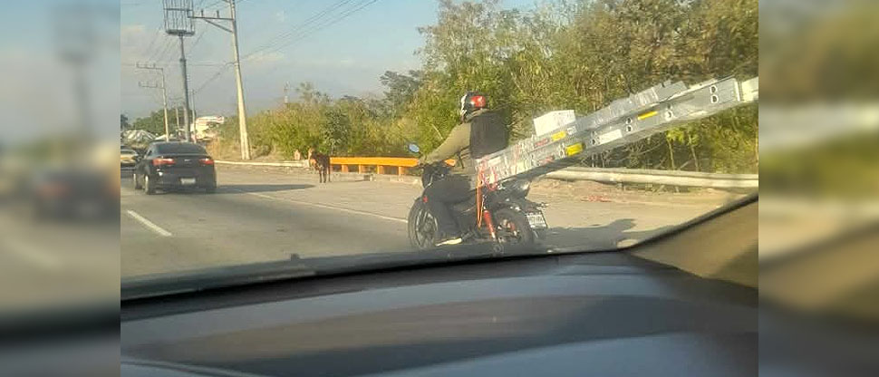 Captan a motociclista llevando una escalera de manera peligrosa en bulevar Constitución