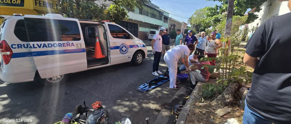 Motociclista sale lesionado tras accidentarse en Santa Ana
