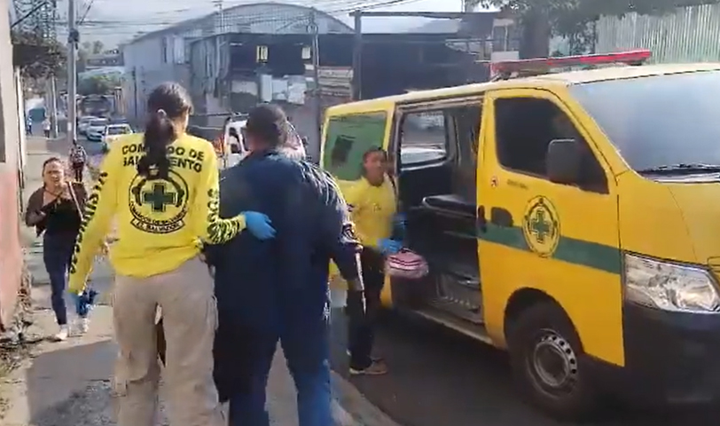 Atienden a motociclista que resultó lesionado tras accidente en San Salvador
