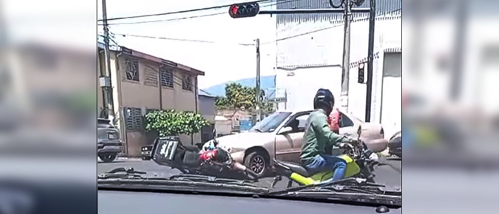 Motociclista se lleva tremendo susto tras chocar contra vehículo en el centro de San Salvador