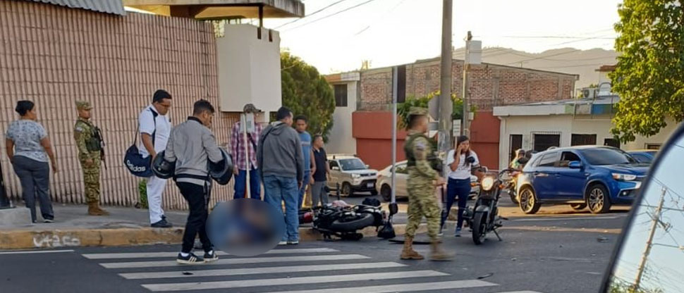 Auxilian a motociclista tras accidentarse en avenida Bernal, San Salvador