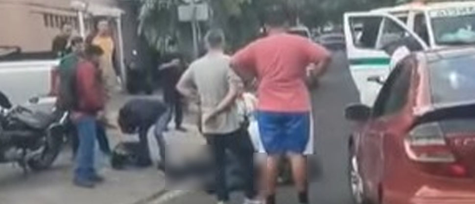 Auxilian a motociclista que se accidentó en colonia Layco, San Salvador