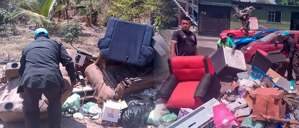 Retiran desechos y hasta sillones que fueron lanzados en calles de Soyapango