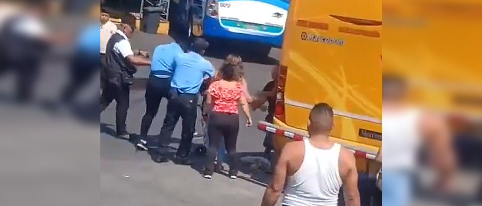 Captan momento de tensión entre vendedora y vigilante en terminal de San Miguel