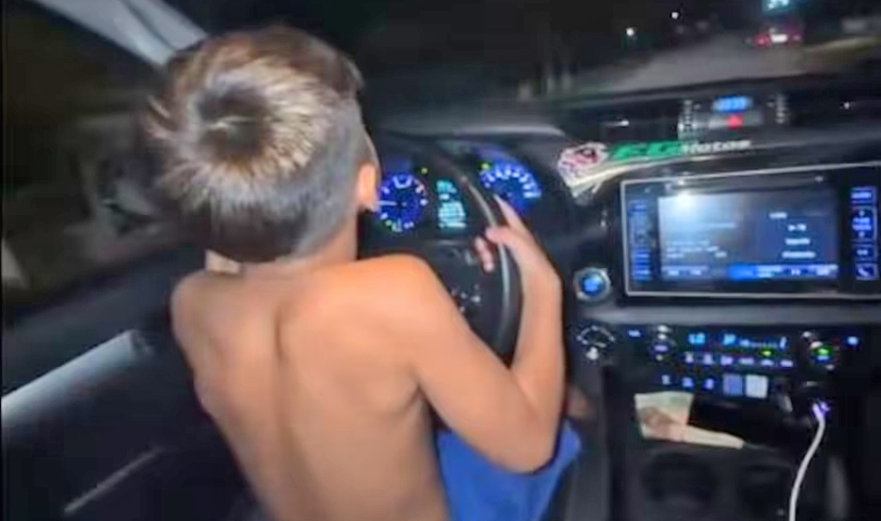 Hombre puso a su hijo de 7 años a manejar un vehículo en una transitada calle