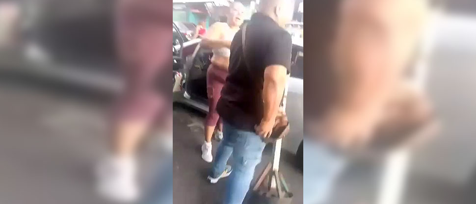 Captan pleito de vecinos por disputa de parqueos en una calle de Soyapango