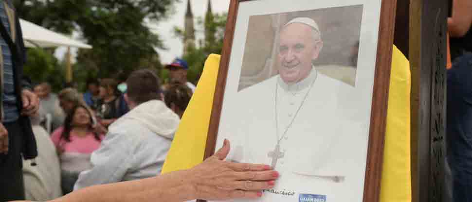 Papa Francisco muestra signos de mejoría, pero es «demasiado pronto» para que salga del hospital