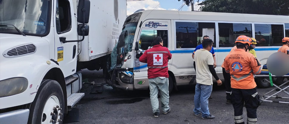 Liberan a pasajera atrapada tras fuerte choque entre microbús de la ruta 29 y camión